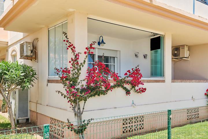 Ganze Wohnung, Ferienwohnung direkt am Meer mit Meerblick, überdachter Terrasse & WLAN in Torrox Costa, Torrox