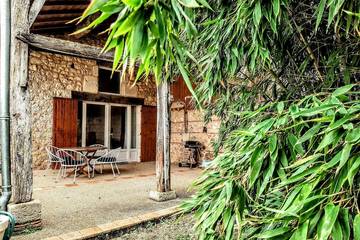 Gîte pour 3 personnes, avec piscine et terrasse ainsi que jardin et jacuzzi, animaux acceptés à Bourran