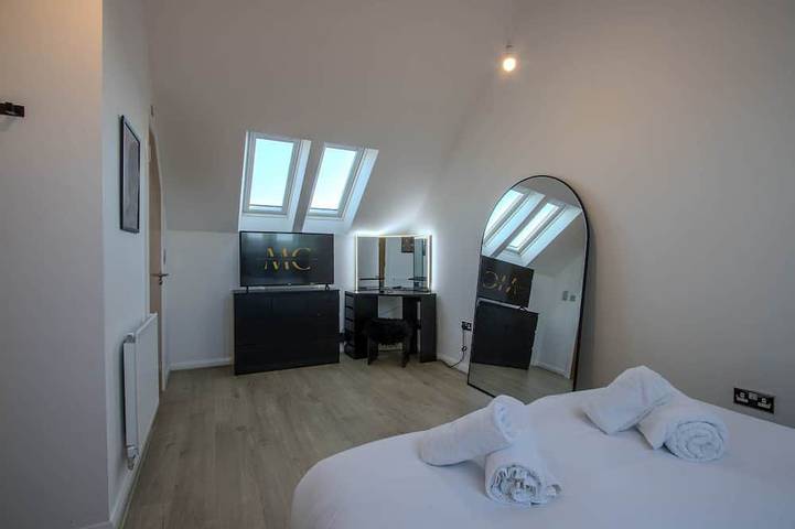 Modern 2-Bed House In Swinton - Private Parking in Greater Manchester