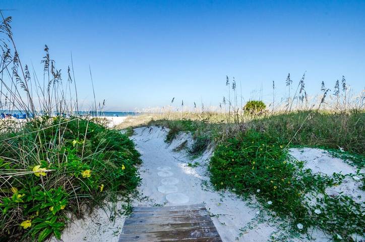 Vacation rental for 6 people, with balcony and pool as well as hot tub in St. Pete Beach