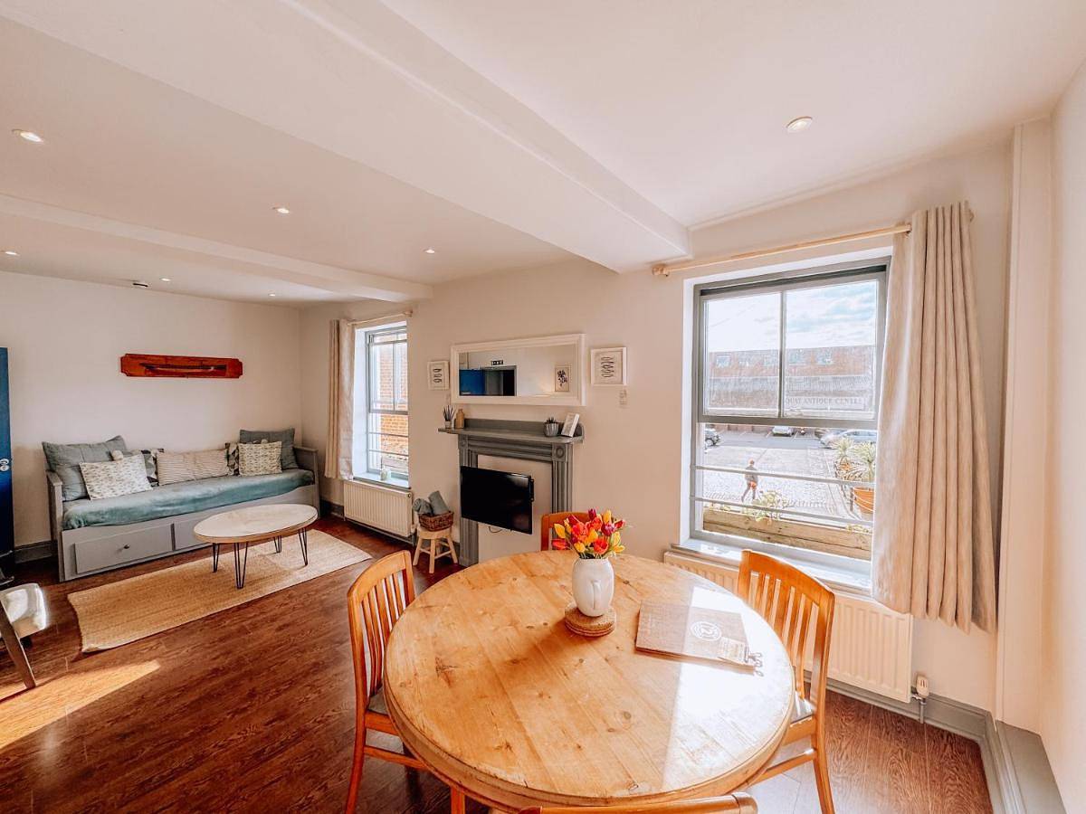 Entire apartment, Route 2 Apartments in Topsham, Devon