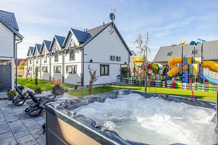 Ferienhaus für 9 Personen, mit Terrasse und Garten sowie Whirlpool und Sauna - 1