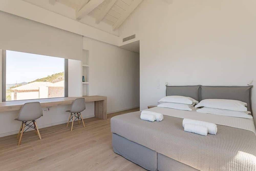 Hilltop Sea-View Retreat • Pool & 4 En-suite Brs in Kardamyli, Messenien