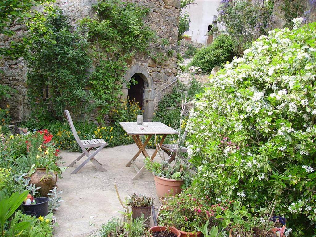 Gîte écolo Avène proche Nature et Lerab Ling Il Faut lire les Restrictions Plus Bas sous la rubrique Votre Hote avec photo in Avène, Région de Lodève