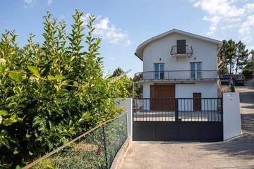 Gîte pour 6 personnes, avec jardin ainsi que vue et balcon dans Ucanha