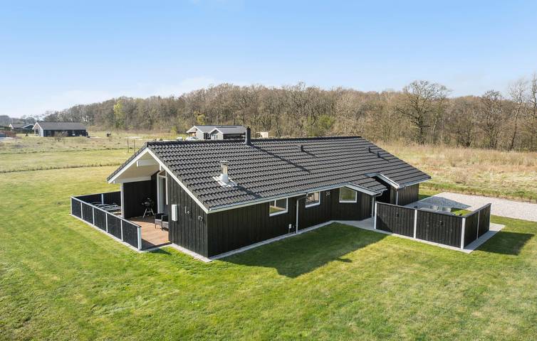 Ferieudlejning for 8 personer, med jacuzzi og terrasse såvel som sauna og have i Egense