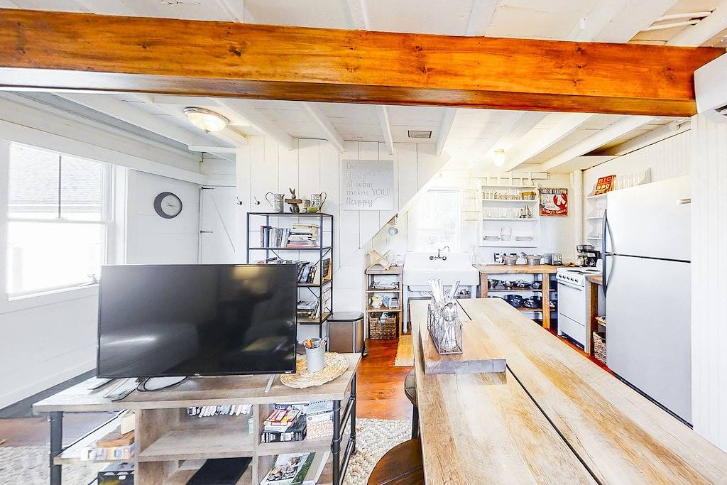 Iconic downtown retreat with firepit & fireplace- walk to Harbor Footbridge in Boothbay Harbor, Lincoln County (Maine)