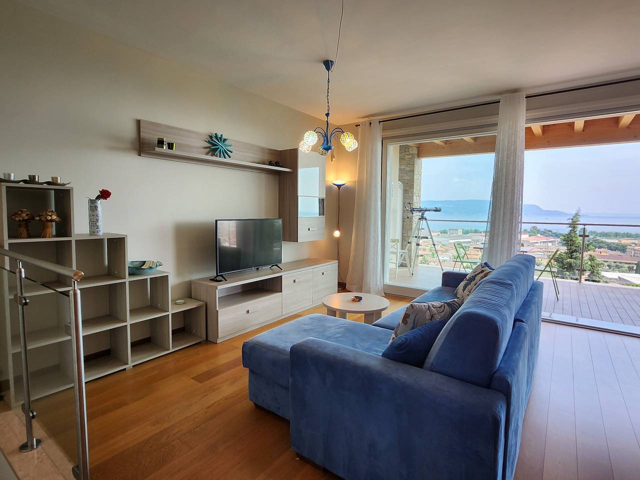 Appartamento intero, Appartamento 'Alba Lake View Pool' con vista sul lago, piscina in comune e aria condizionata in Maderno, Toscolano-Maderno