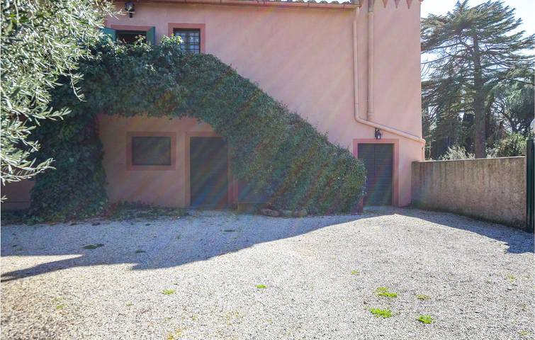 Agriturismo per 6 persone, con piscina e giardino, con animali domestici in Campiglia Marittima