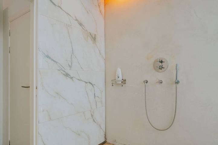 Ganze Wohnung, Beautiful loft,Free Prosecco Bottle 🥂 fully equipped, private parking, clim in Lüttich, Lüttich und Umgebung