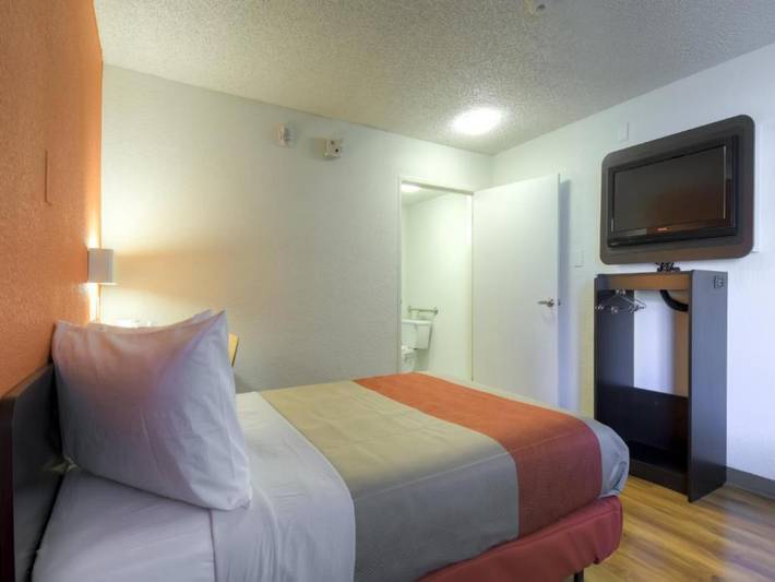 Apartamento entero, 1 cama matrimonial | Ducha adaptada para personas con discapacidad in Paradise, Nevada (Estados Unidos)