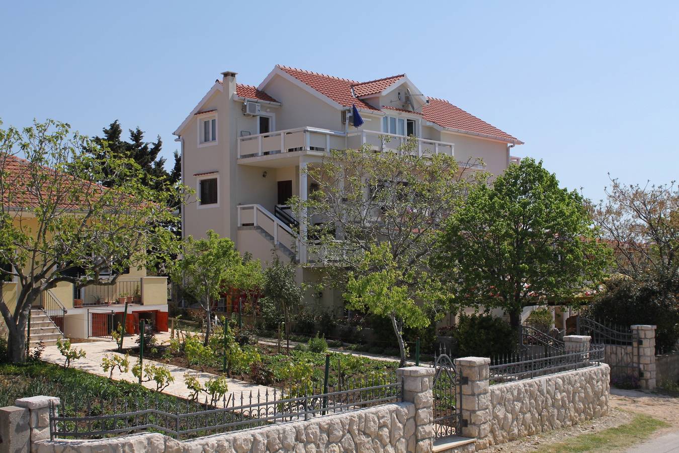 Ganze Wohnung, 1-Zimmer-Ferienwohnung mit Balkon und Meerblick Vrsi - Mulo, Zadar A-3276-a in Mulo, Vrsi