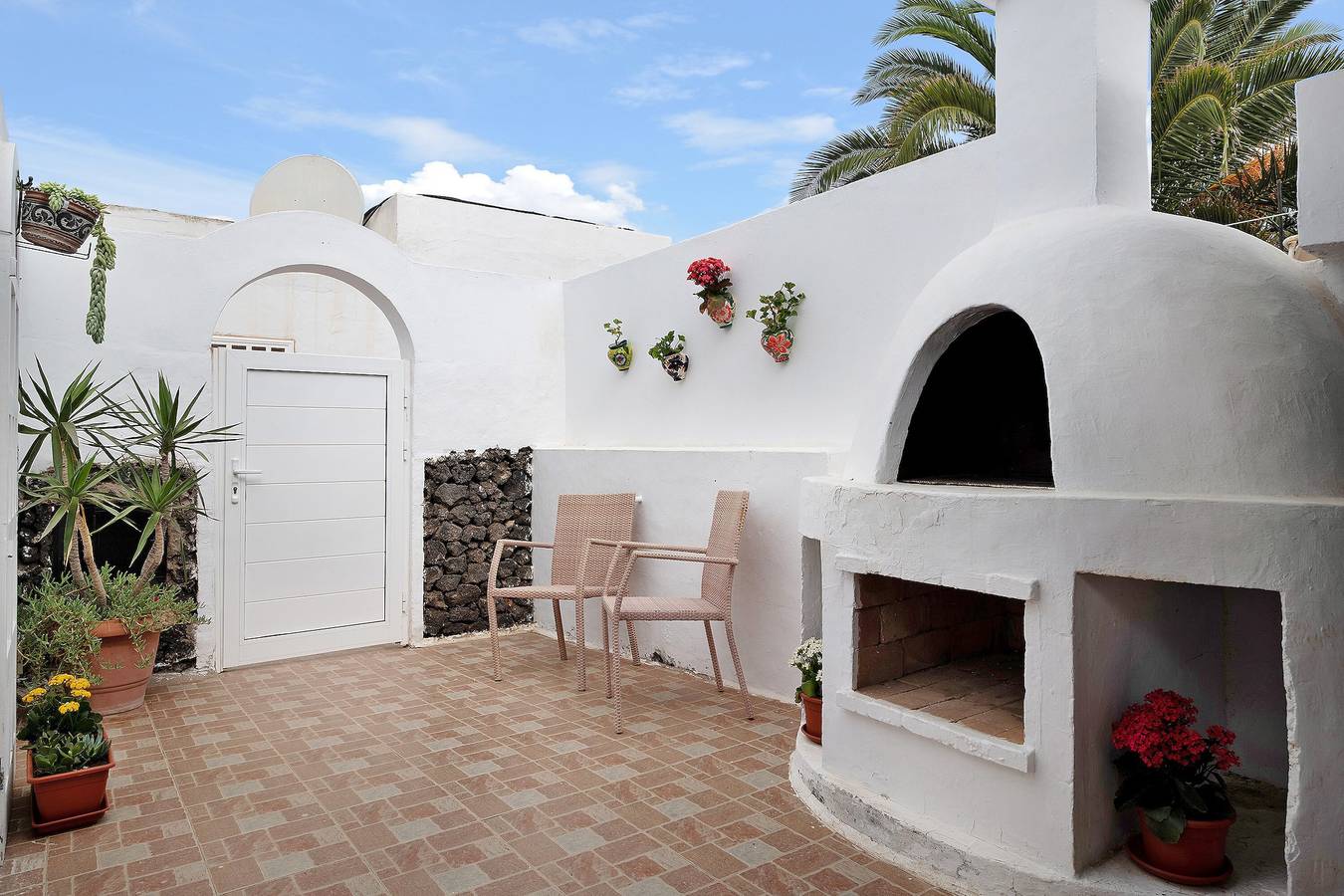 Apartamento entero, Apartamento "Casa Gofio" a solo 150 m de la playa con vista al mar, aire acondicionado y Wi-Fi in Puerto del Carmen, Tías