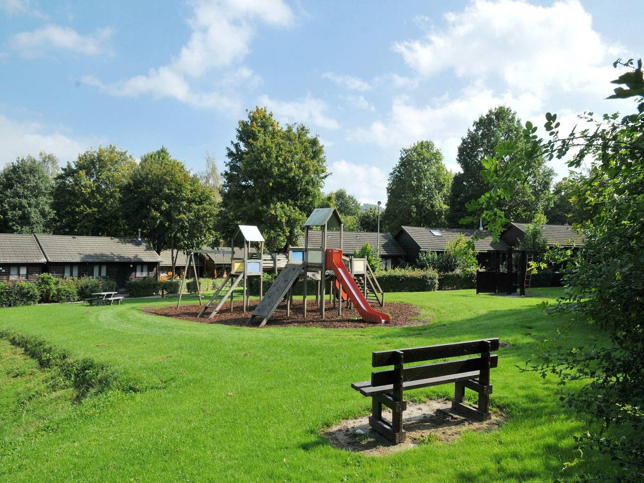 Bungalow in Belgien nahe grünen Hügeln in Rendeux, Luxemburg Provinz