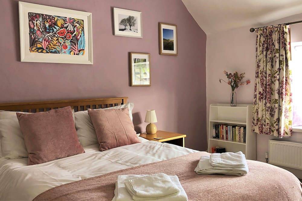 Cosy historic cottage in beautiful village with shop, café, 2 pubs. in Ashford in the Water, Derbyshire