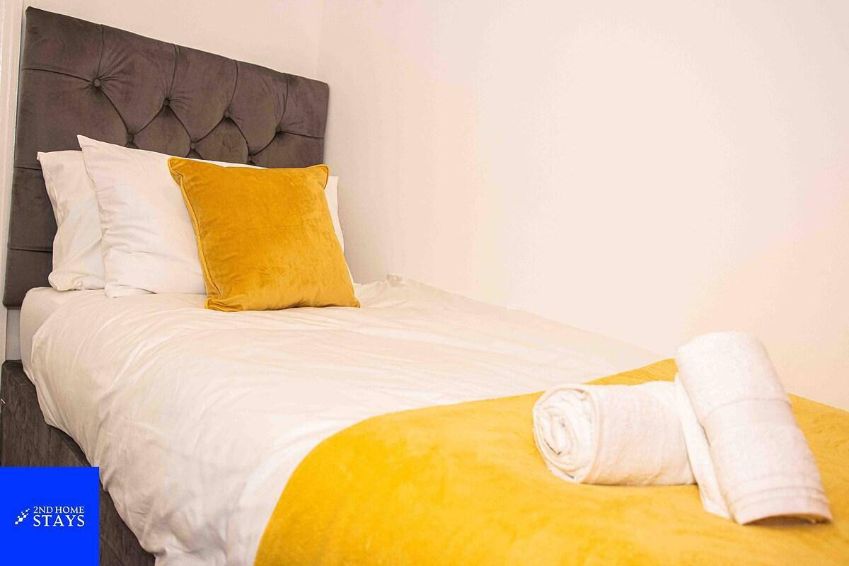 Charming Stoke House with 3 Bedrooms in Stoke-on-Trent, Midlands