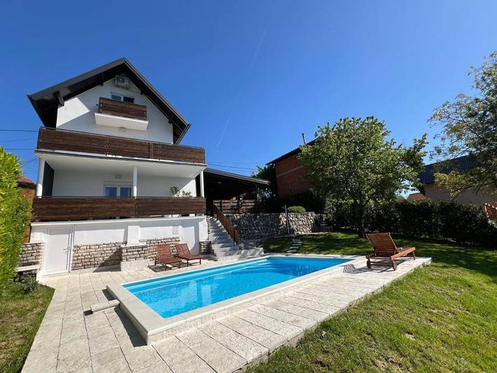 Villa pour 6 personnes, avec Balcon et Terrasse ainsi que Jardin et Piscine à Zagreb