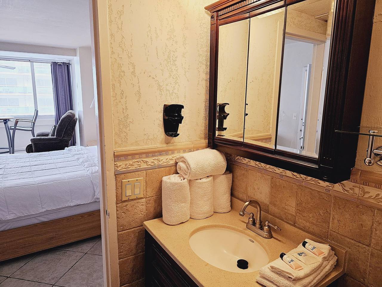 Apartamento vacacional entero, Suite mit teilweisem Meerblick im Ocean Manor Re in Fort Lauderdale, Broward County