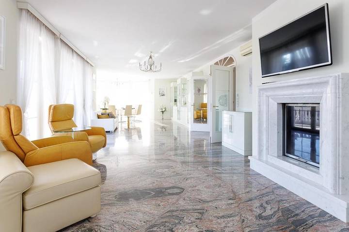 Ferienwohnung für 12 Personen, mit Balkon und Whirlpool sowie Terrasse und Garten in Klosterneuburg