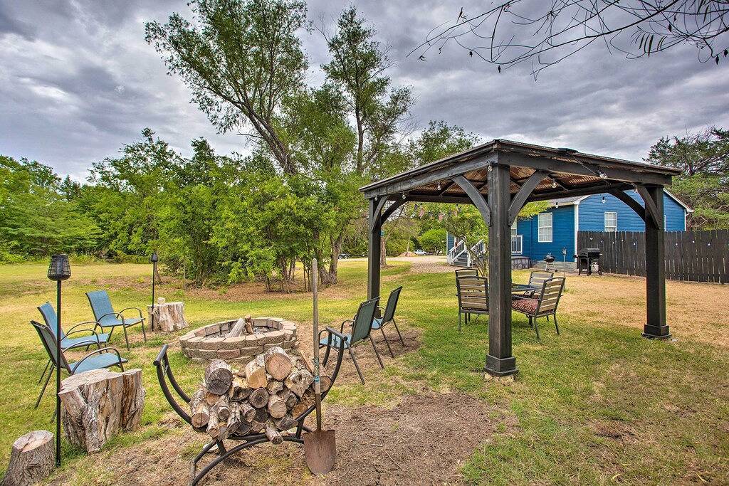Pottsboro Home w/ Fire Pit < 1 Mi to Lake Texoma! in Lake Texoma