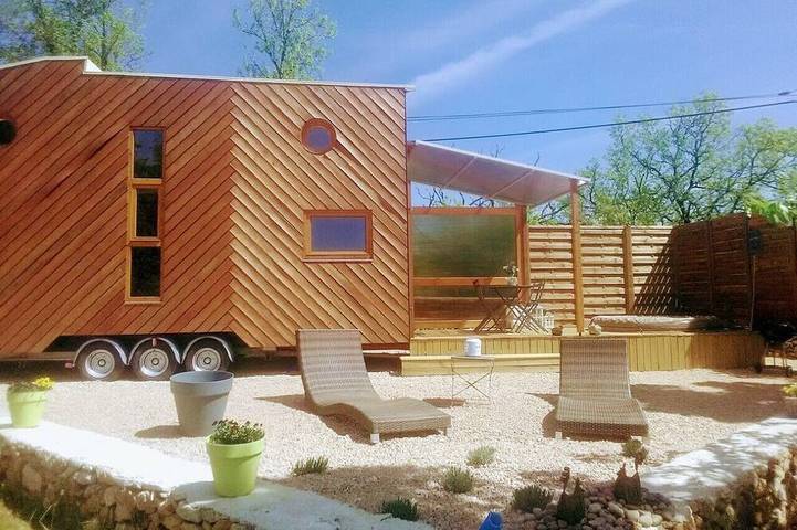 Location de vacances pour 4 personnes, avec Jacuzzi ainsi que Terrasse et Jardin à Faycelles