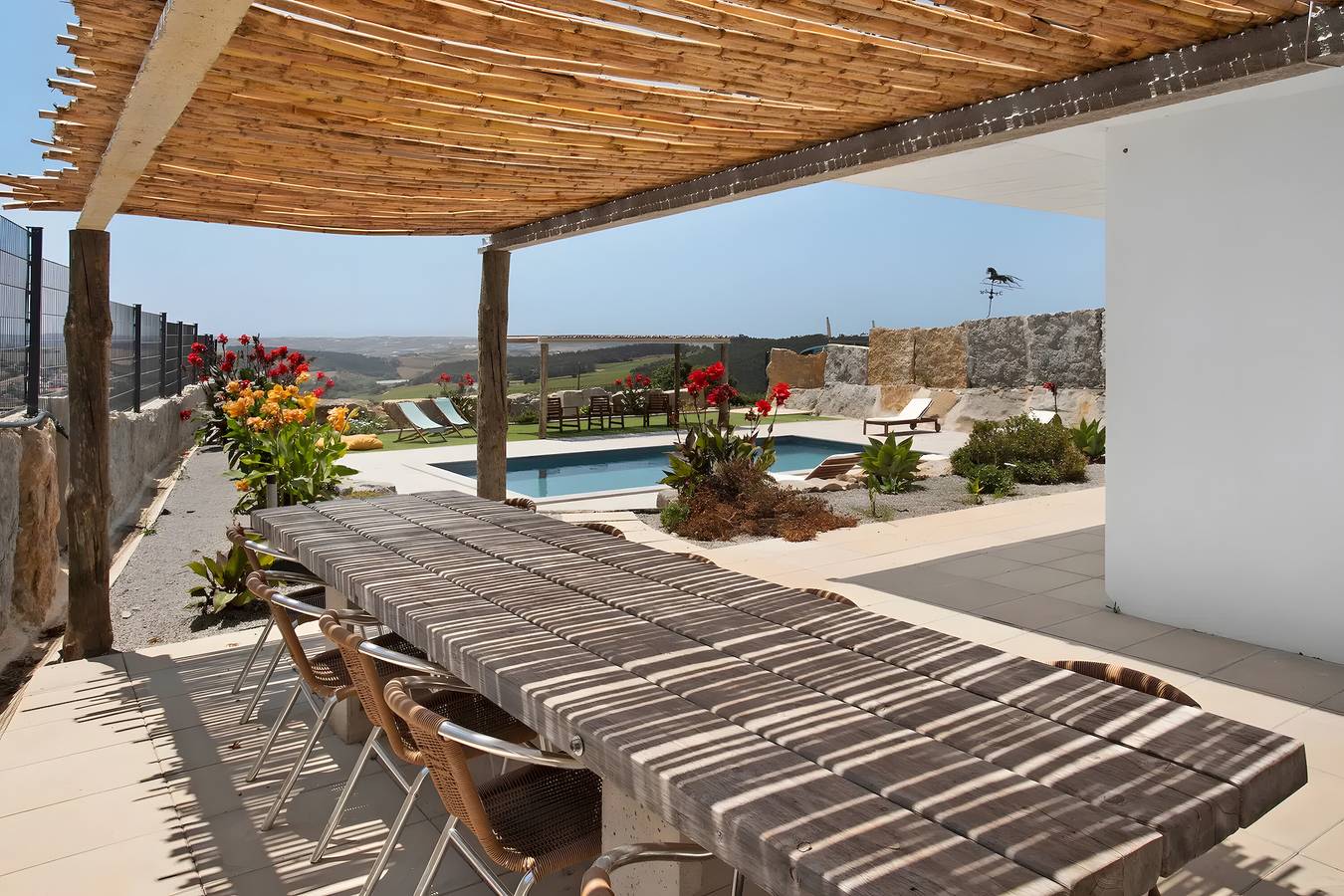 Villa complète 'Breeze Retreat' avec vue sur la montagne, piscine partagée et accès Wi-Fi in Lourinhã, District de Lisbonne