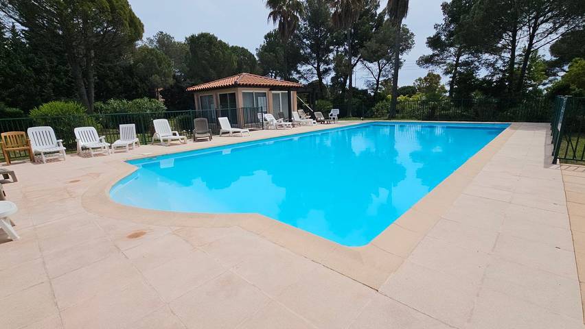 Gîte pour 4 personnes, avec jardin et piscine dans Boulouris