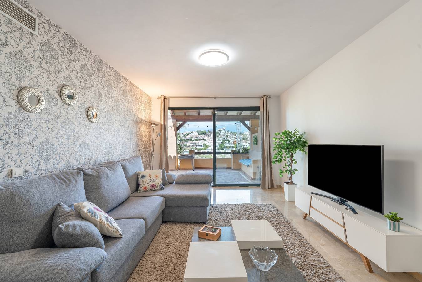 Entire apartment, Apartment 'Paraíso' with Mountain Views, Wi-Fi, and Air Conditioning in Estepona, Cordillera Penibética