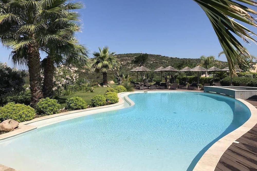 Sandy beach 500m away, air conditioning, swimming pool in Sartène, Arrondissement de Sartène