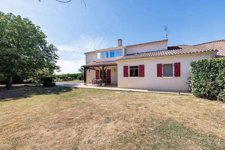 Gîte "Le Vieux Chêne" with Shared Pool! in Fontenay-le-Comte