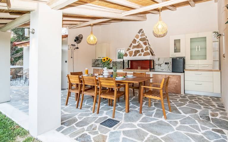 Apartamento inteiro, Apartamento 'Olive Treasure' com Terraço Privado, Wi-Fi e Ar Condicionado in Kolympia, Rhodes