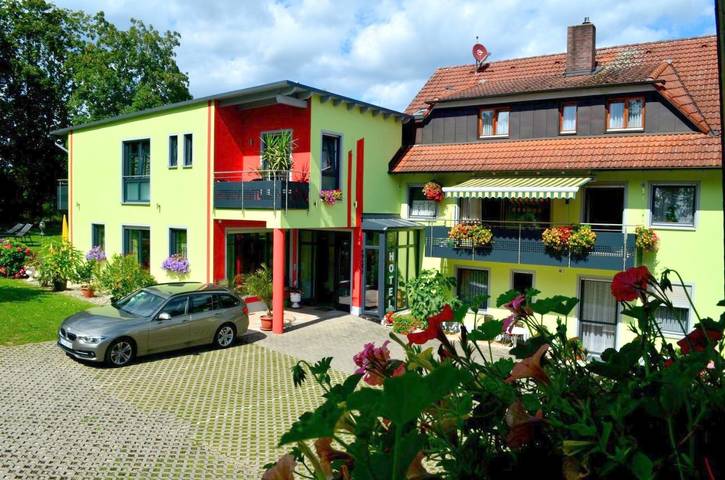 Hotel für 5 Personen, mit Terrasse und Garten sowie Ausblick in Rothsee