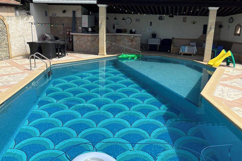 Villa sleeps 6 with separate pool area and games room in Venelles, Aix-en-Provence region