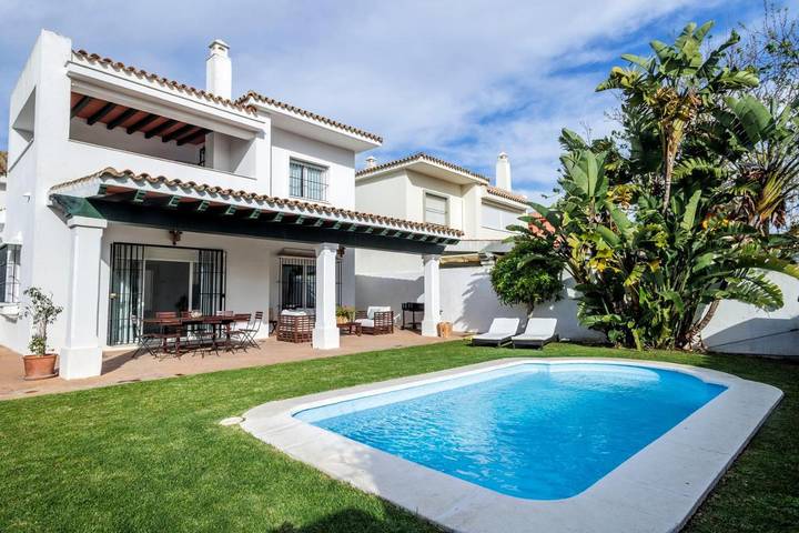 Chalet para 15 personas, con Balcón y Terraza además de Jardín y Piscina en Vistahermosa