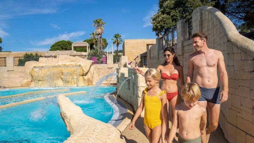 Mobil home pour 2 personnes, avec jacuzzi et bassin pour enfant - 1