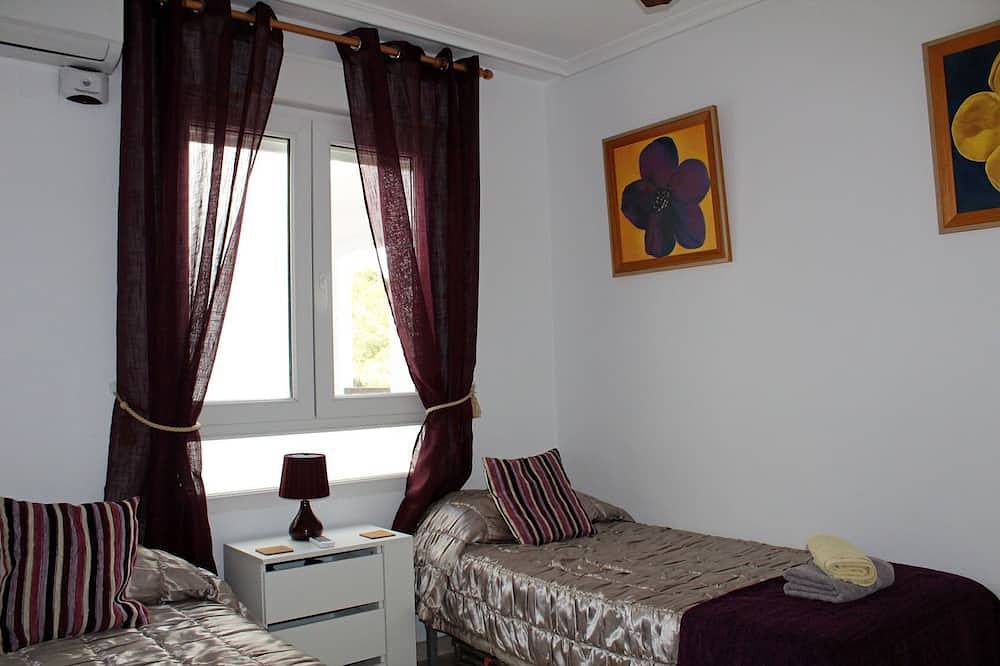 Entire apartment, 2 bed 2 bath South Facing apt with Amazing Views of the Pool & Golf Course in Brisas y Golf, Orihuela