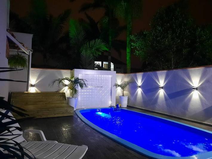 Casas e apartamentos de temporada para 10 pessoas, com jardim e jacuzzi e ainda piscina, com animais de estimação em Itapoá