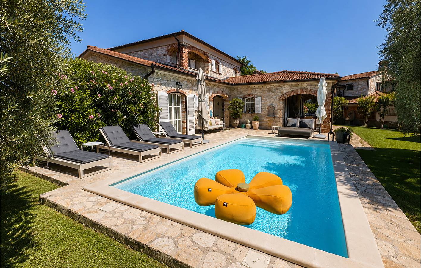 Charmantes Apartment am Meer mit Pool und Terrasse in der Nähe des Zentrums von Visnjan in Barat, Zentralistrien