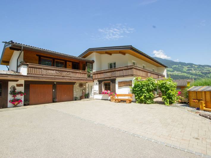 Ferienwohnung für 4 Personen, mit Balkon und Garten sowie Ausblick in Vandans