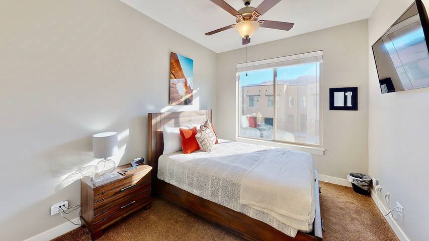 Vacation rental for 14 people, with terrace and pool as well as hot tub in Moab