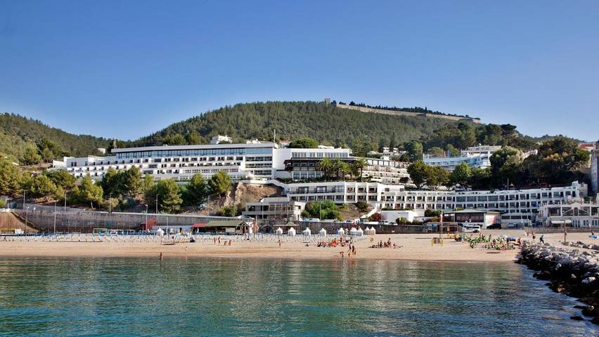 Hotel para 2 pessoas, com vista e jardim e ainda piscina infantil and piscina em Sesimbra