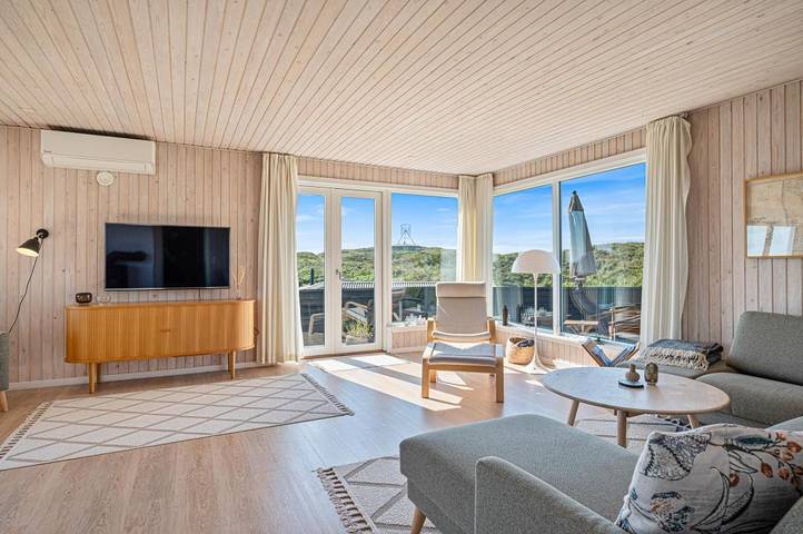 Helles und freundliches Ferienhaus mit Fjordaussicht und toller Terrasse in Hvide Sande, Holmsland Klit