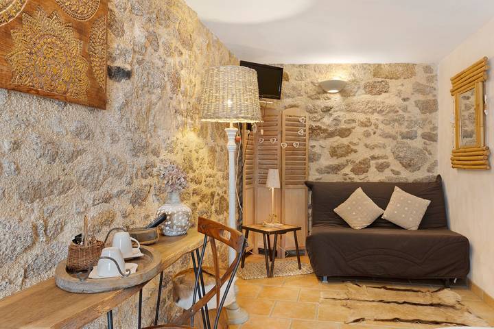 Bed and Breakfast 'Chambre Bonheur' with Shared Garden and Wi-Fi in Saint-Malô-du-Bois, Loire Valley