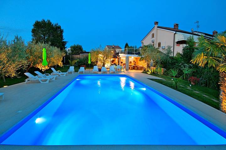 Ferienwohnung für 2 Personen, mit Balkon und Garten sowie Pool in Poreč