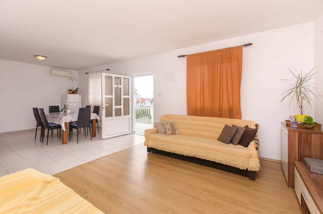Ganze Wohnung, Apartments Mila Family with pool in Tribunj, Šibenik-Knin