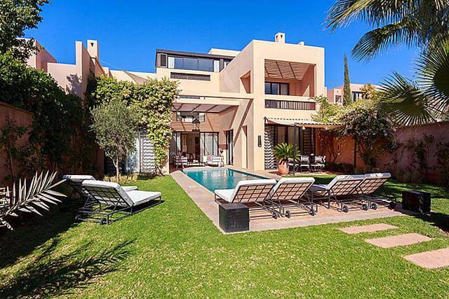 Villa pour 8 personnes, avec jardin et piscine ainsi que sauna et vue dans 