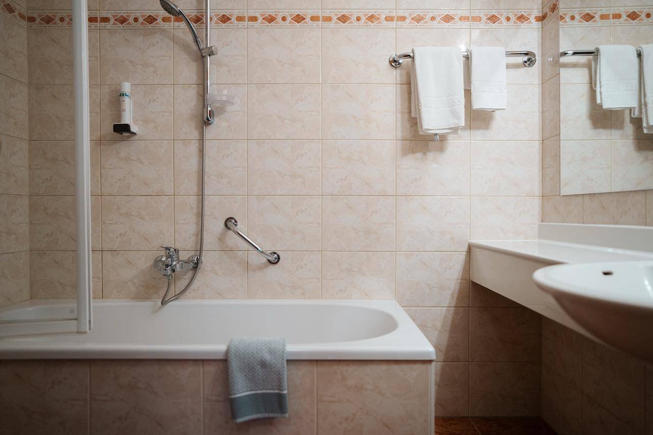 Tweepersoonskamer, douche of bad, Wc, balkon in Karavanke in Pohorje, Villach