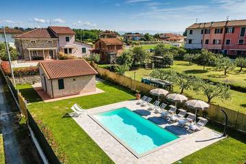 Gîte pour 10 personnes, avec jardin dans Orentano