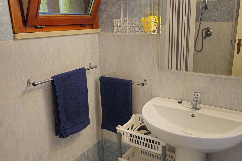 Appartamento intero, A6 Two-room apartment in a residence surrounded by greenery, with swimming pool in Sirmione, Prealpi Gardesane