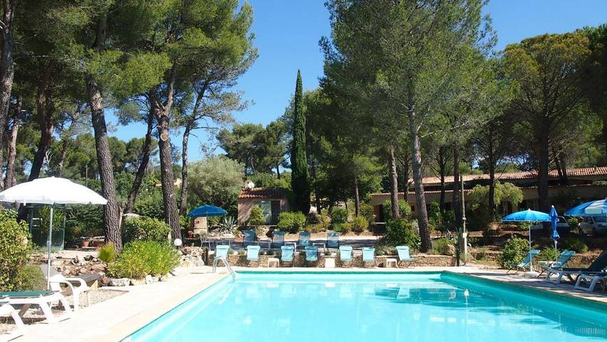 Hôtel pour 4 personnes, avec Terrasse ainsi que Jardin et Piscine
